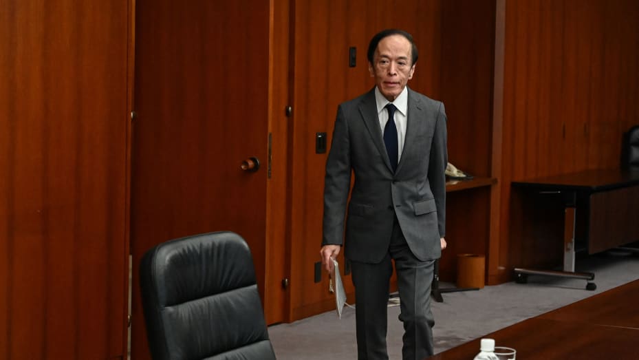 El gobernador del Banco de Japón, Kazuo Ueda, llega para realizar una entrevista con un pequeño grupo de periodistas en Tokio el 25 de mayo de 2023.