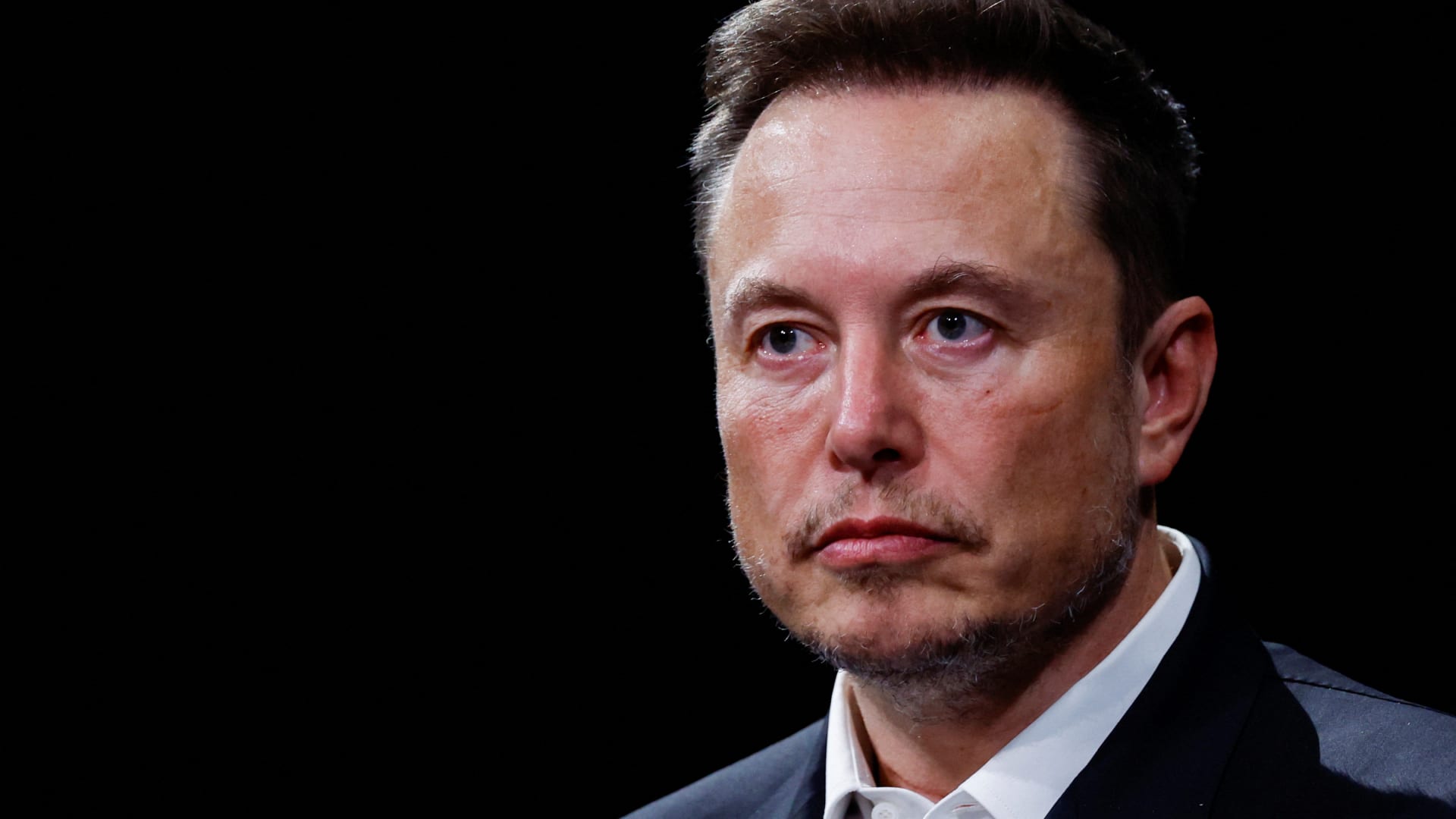 Tesla stock ends the week down 15%, the worst performance of the year