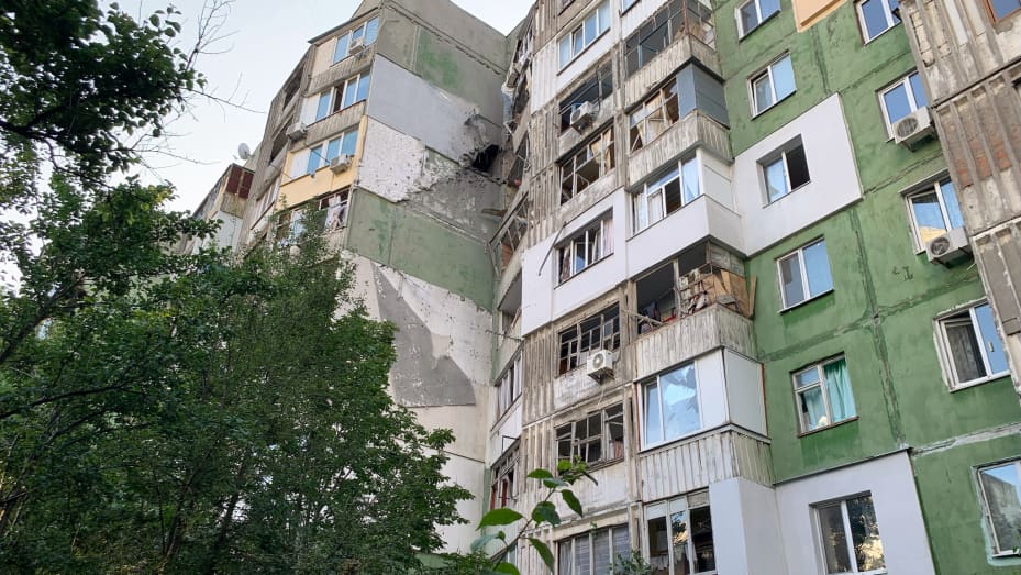 Una vista del edificio residencial de gran altura dañado después del ataque de artillería mientras continúa la guerra entre Rusia y Ucrania en Kherson, Ucrania, el 16 de junio de 2023.