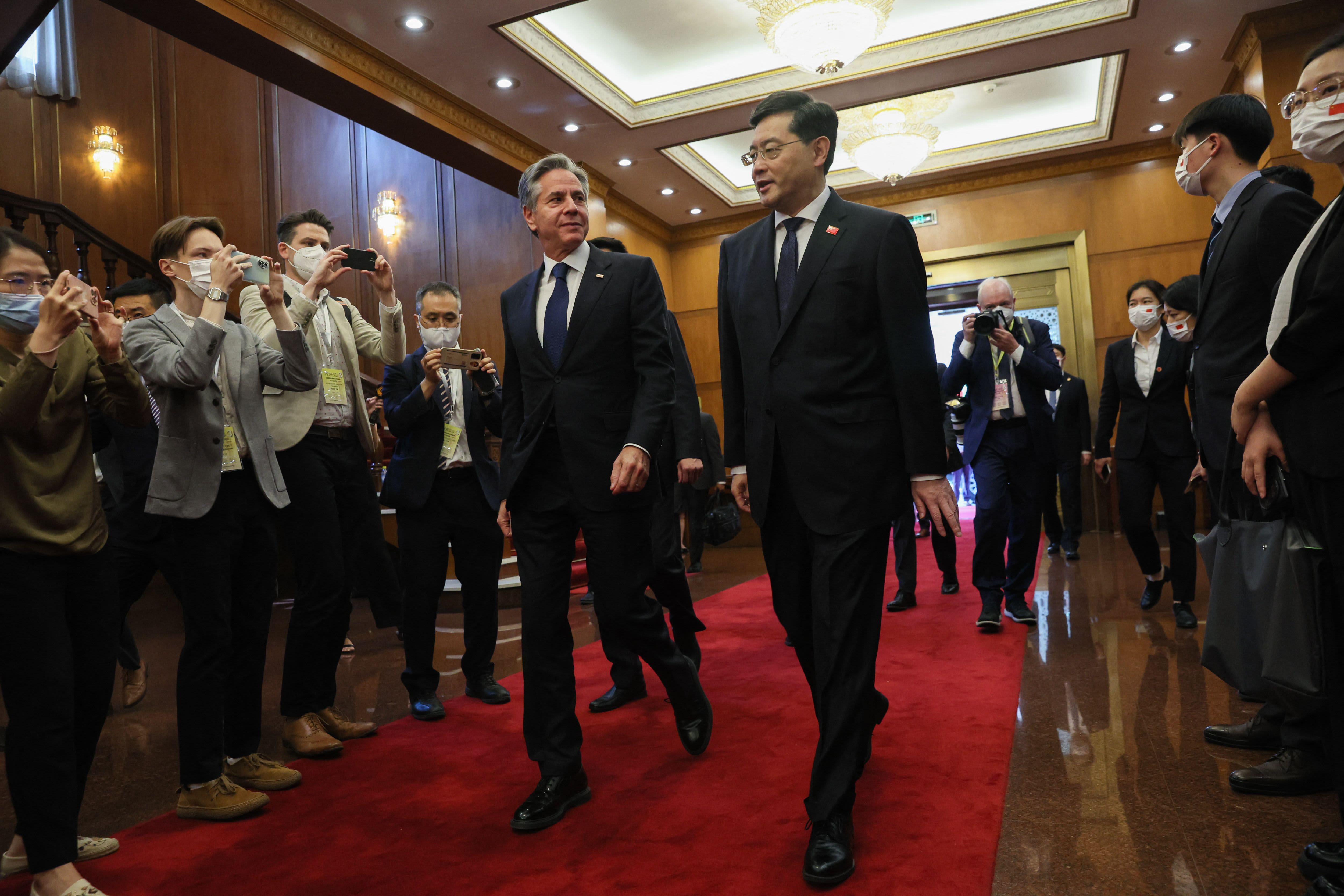 Blinken incontra il ministro degli Esteri cinese Chen Gang durante un viaggio ad alto rischio