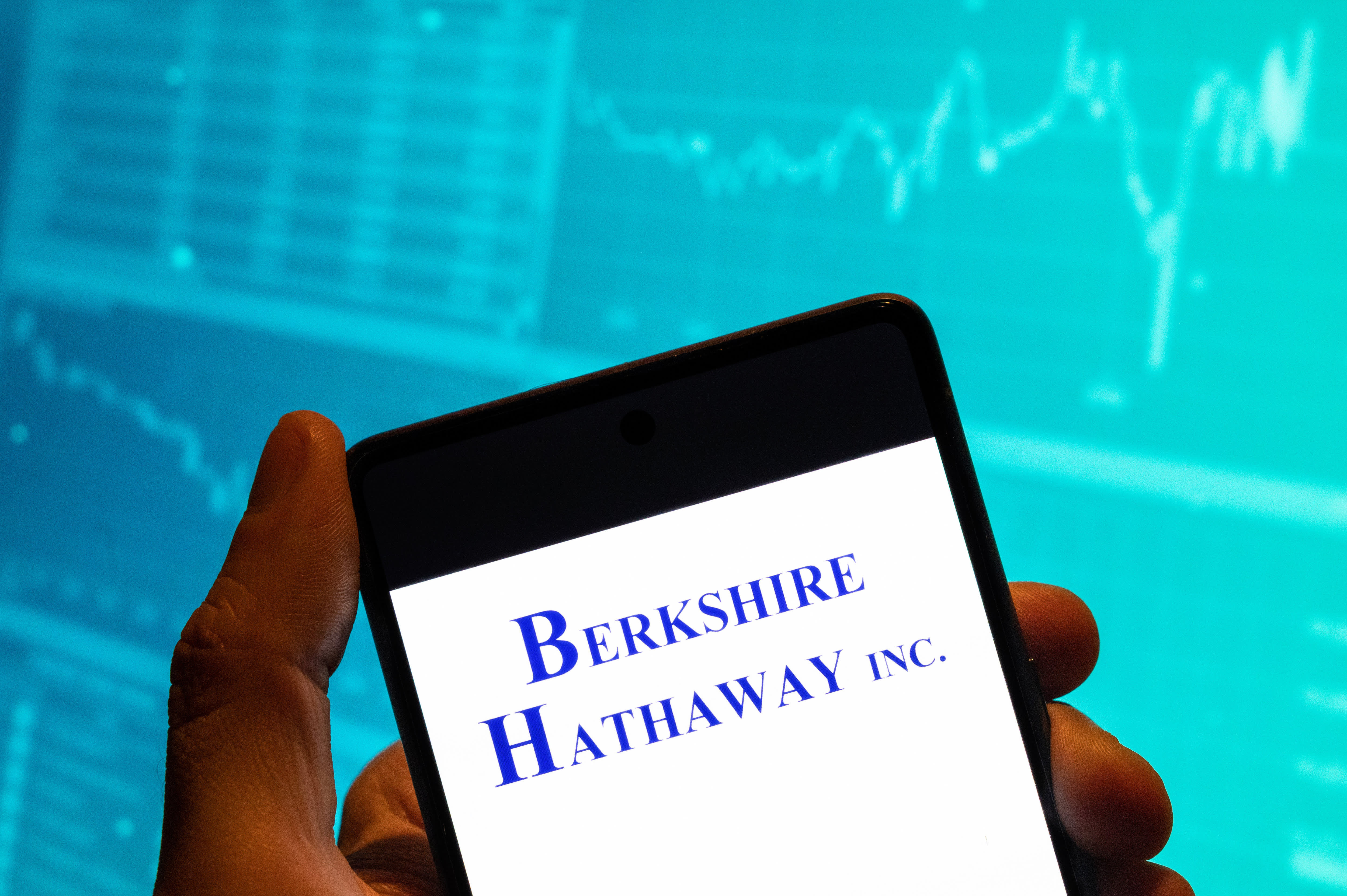 Berkshire Hathaway milik Warren Buffett menaikkan saham di lima perusahaan perdagangan