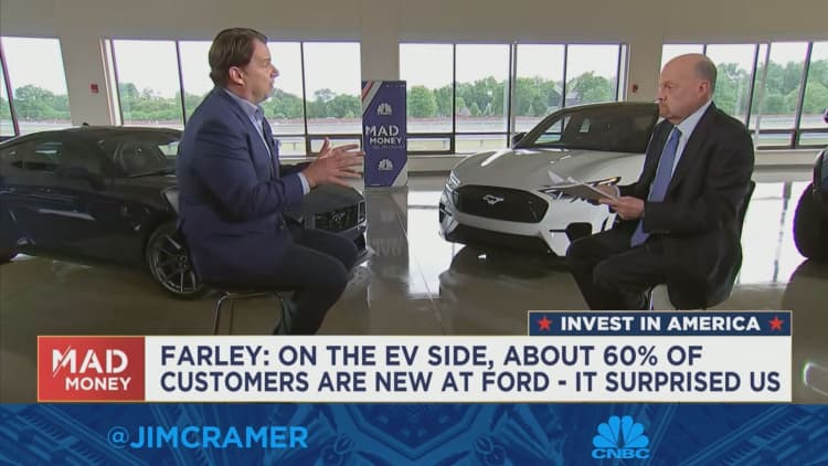 El director ejecutivo de Ford, Jim Farley, conversa con Jim Cramer
