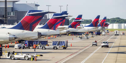 Delta sets up emergency savings for workers with up to $1,000