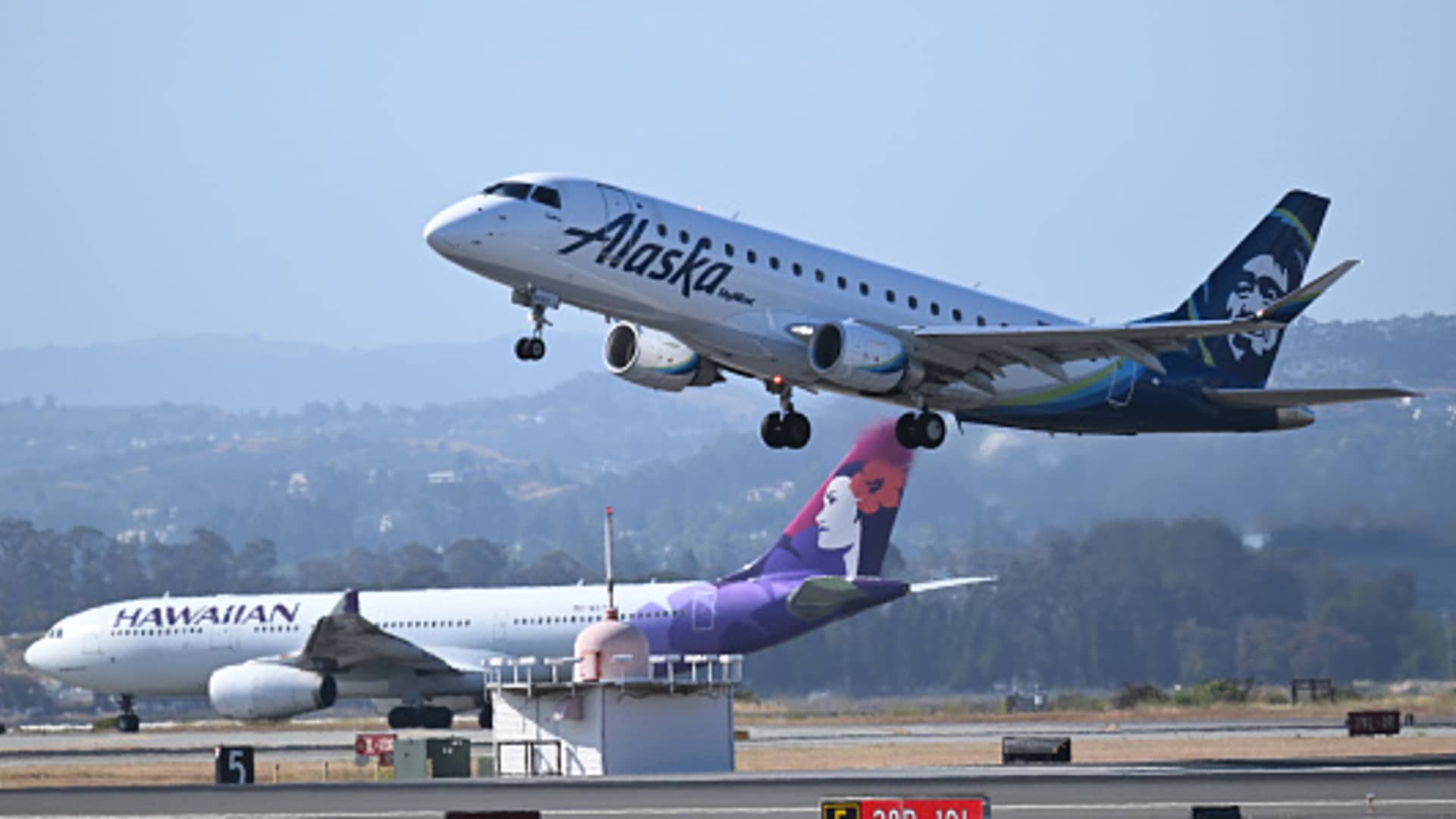 Alaska Airlines says it’s buying Hawaiian Airlines in $1.9 billion deal