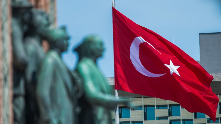 ESTAMBUL, TURQUÍA - 14/05/2023: Monumento conmemorativo de la República de Türkiye, en la plaza Taksim, con la figura de Kemal Ataturk, el primer presidente, y la bandera turca al fondo.  Con una segunda vuelta de las elecciones turcas el 28 de mayo, parece cada vez más probable que la estrecha victoria en primera vuelta del actual presidente, Recep Tayyip Erdoan, resulte decisiva.  (Foto de Mario Coll/SOPA Images/LightRocket vía Getty Images)