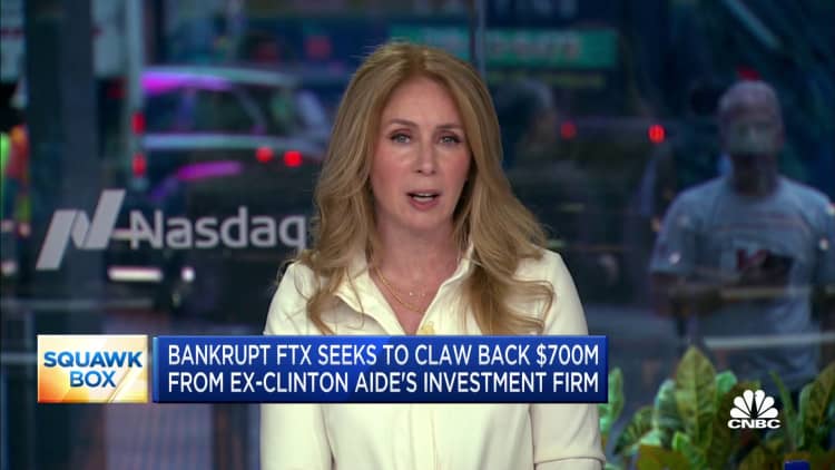 FTX probeert $ 700 miljoen terug te vorderen van de investeringsmaatschappij van ex-Clinton-assistent