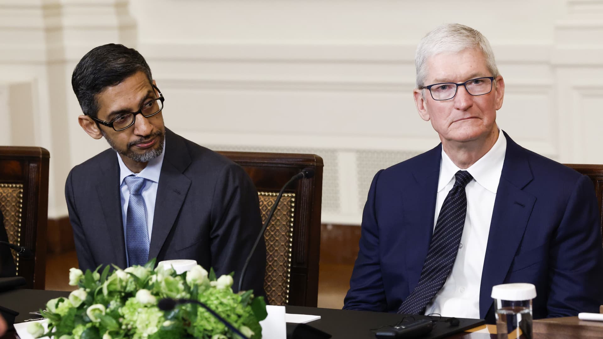 Governments are spying on Apple and Google users through phone notifications, U.S. senator says 