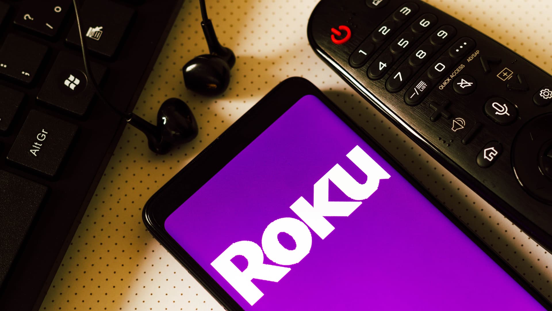 Roku will air Formula E races as part of the streamer’s first live sports deal