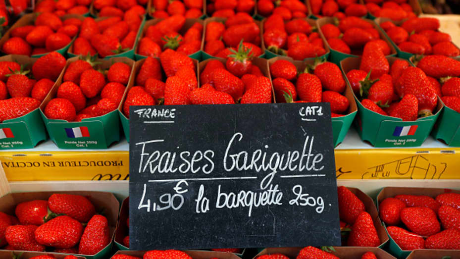 Fresas Gariguette a la venta en el mercado de los sábados de Annecy, Francia.