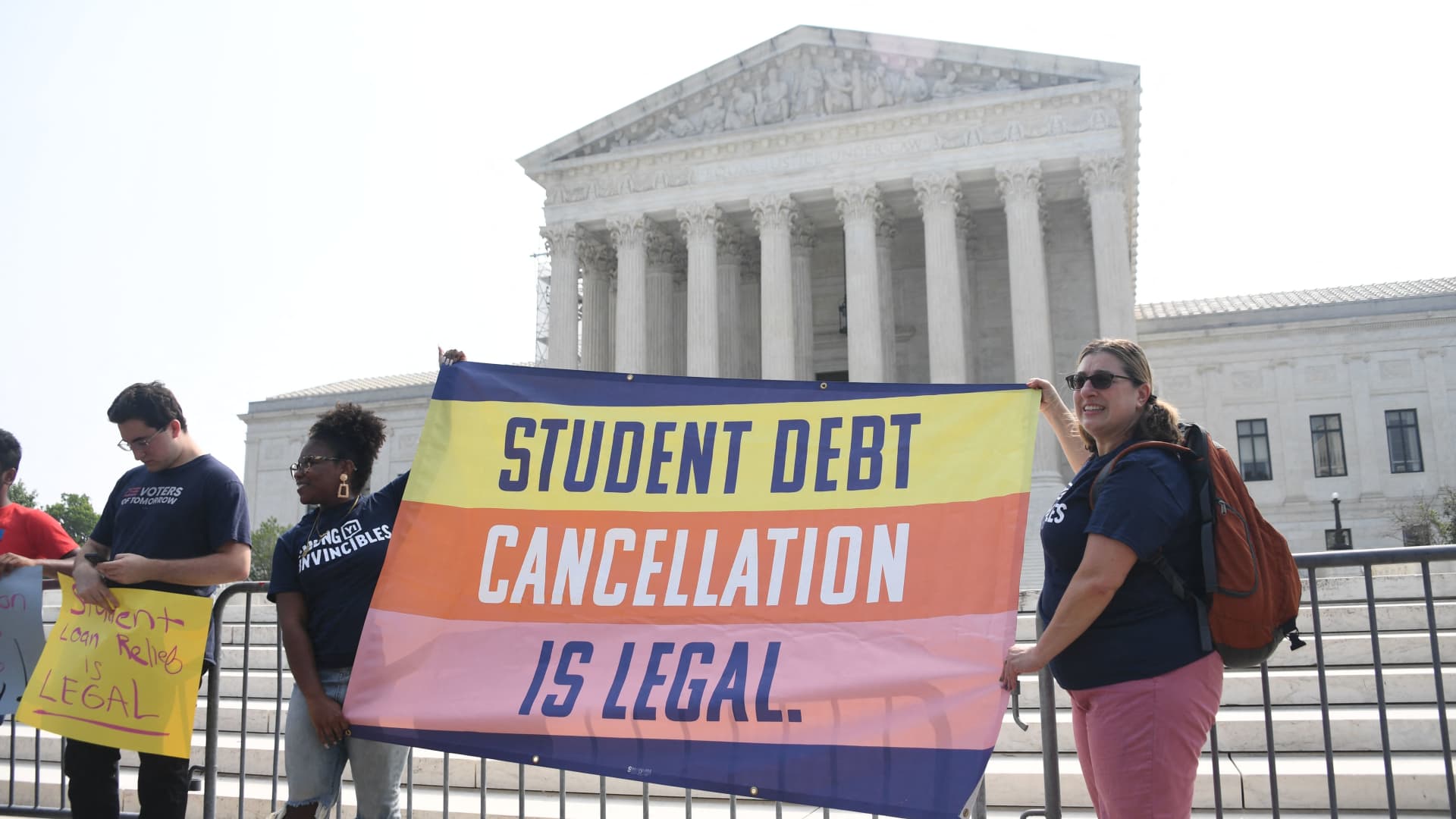 Supreme Court strikes down Biden’s student loan forgiveness plan