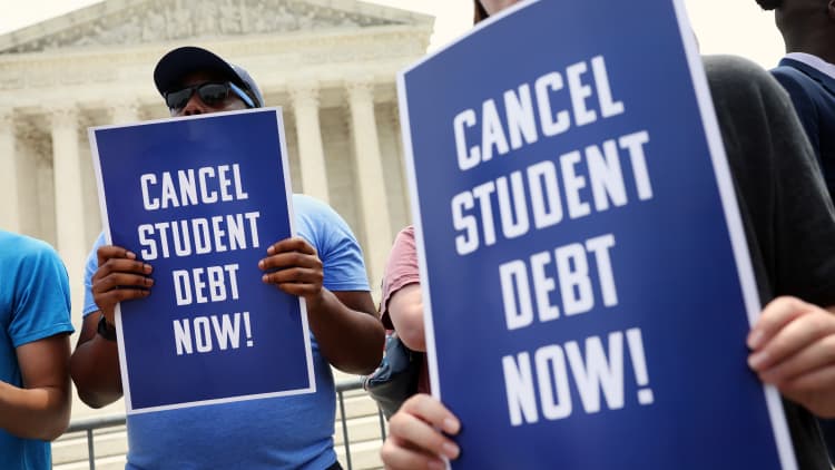 Rencana baru ambisius Presiden Biden untuk membantu peminjam pinjaman mahasiswa, jelasnya