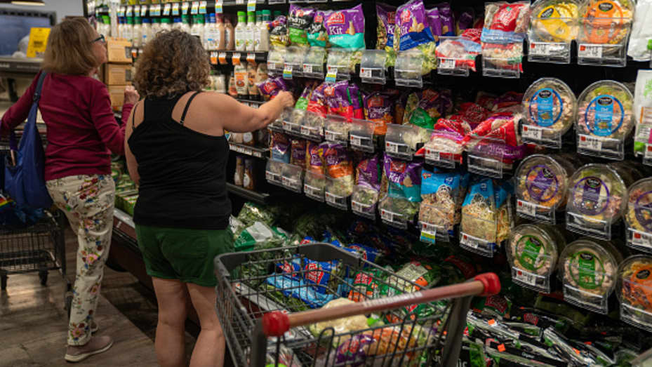 SOUTH BURLINGTON, VERMONT - 1 DE JULIO: Los compradores de alimentos buscan verduras el 1 de julio de 2023 en el supermercado Hannaford en South Burlington, Vermont.  La tasa de inflación de los alimentos y otros bienes duraderos fue del 9,7 % en mayo de 2023. (Foto de Robert Nickelsberg/Getty Images)