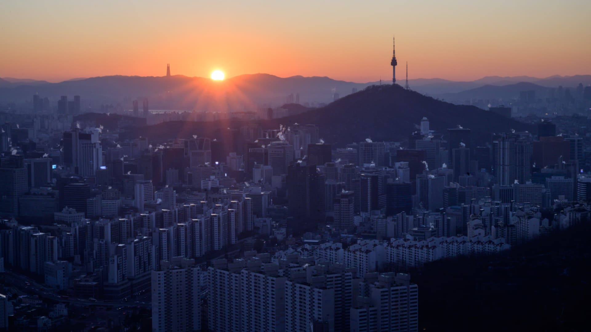 De aandelen in Hongkong stegen met meer dan 2%, en de Aziatische markten stegen doordat beleggers de rentebeslissingen in Azië afwogen