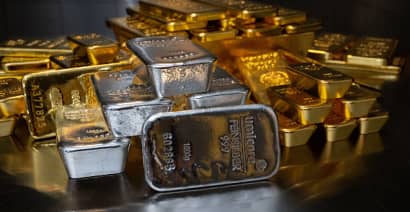 Gold eases as risk appetite improves, traders eye more Fed cues 
