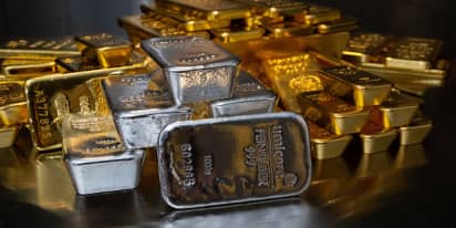 Gold extends decline as dollar gains upper hand 