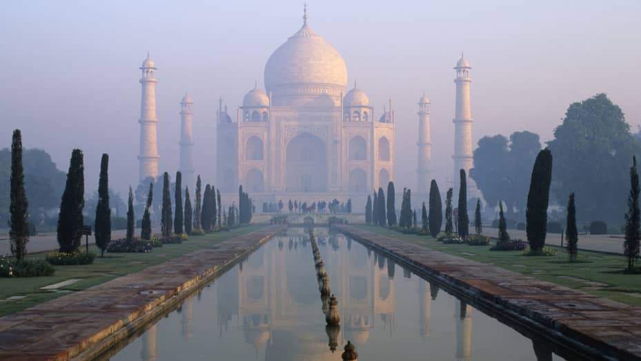 INDIA - 1996/01/01: India, Agra, Taj Mahal At Sunrise. (Photo by Wolfgang Kaehler/LightRocket via Getty Images)