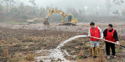 Chinese employers to limit outdoor work due to heat, flooding and drought