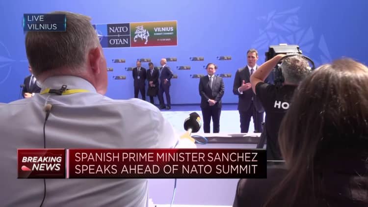 De Spaanse premier Pedro Sánchez slaat terug op kritiek op de defensie-uitgaven