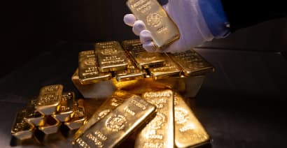 Gold could have another record-setting year. How to play it