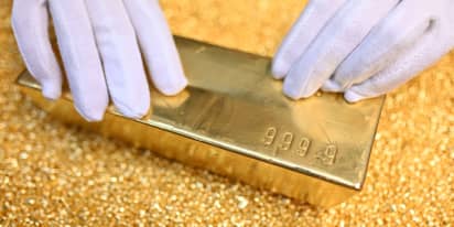 Gold extends record run as rate cut bets gain ground