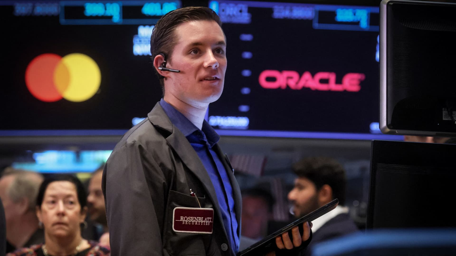 Stocks making the biggest moves noon: Oracle, WestRock, Apple, Advance Auto Parts and more