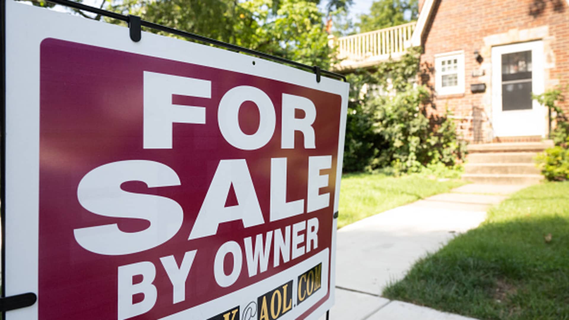 공급이 다시 감소함에 따라 7월에 주택 판매가 다시 하락합니다.