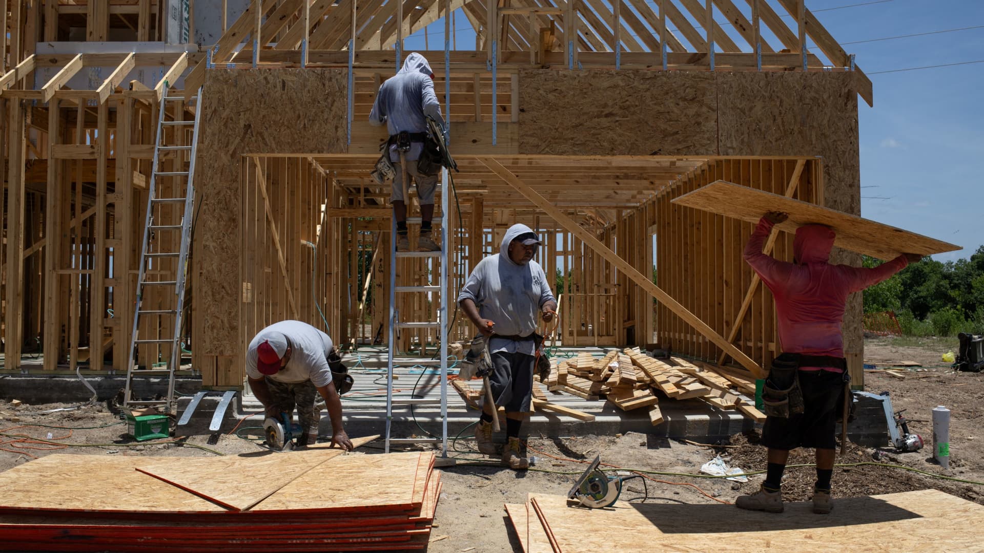 Homebuilder sentiment goes negative for the first time in 7 months, thanks to higher mortgage rates