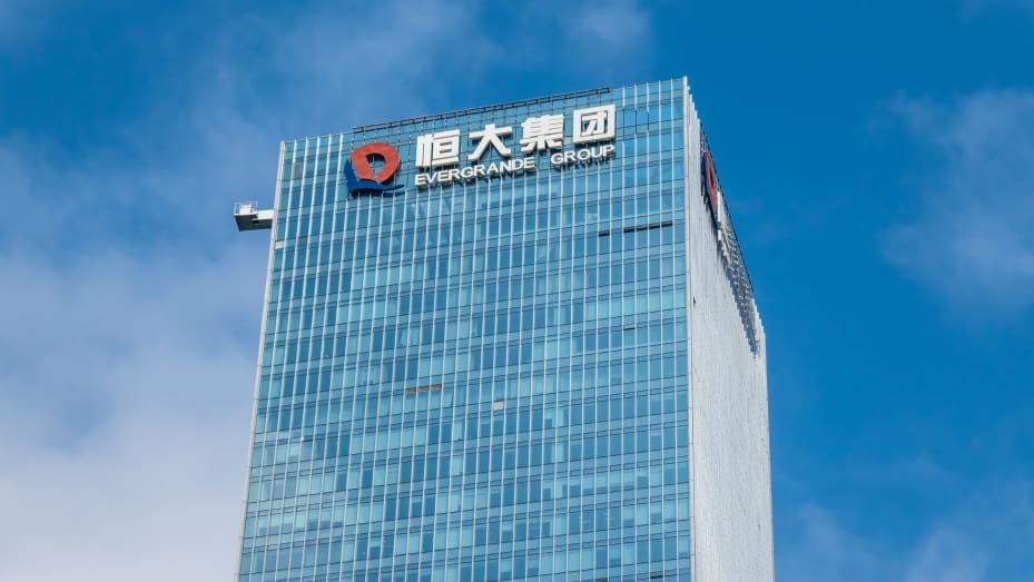 El edificio de la sede del Grupo Evergrande en Shenzhen se muestra el 11 de enero de 2022 en Shenzhen, provincia de Guangdong de China.