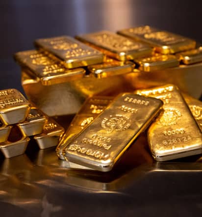 Gold heads for best month in more than 1 year; U.S. data in focus 