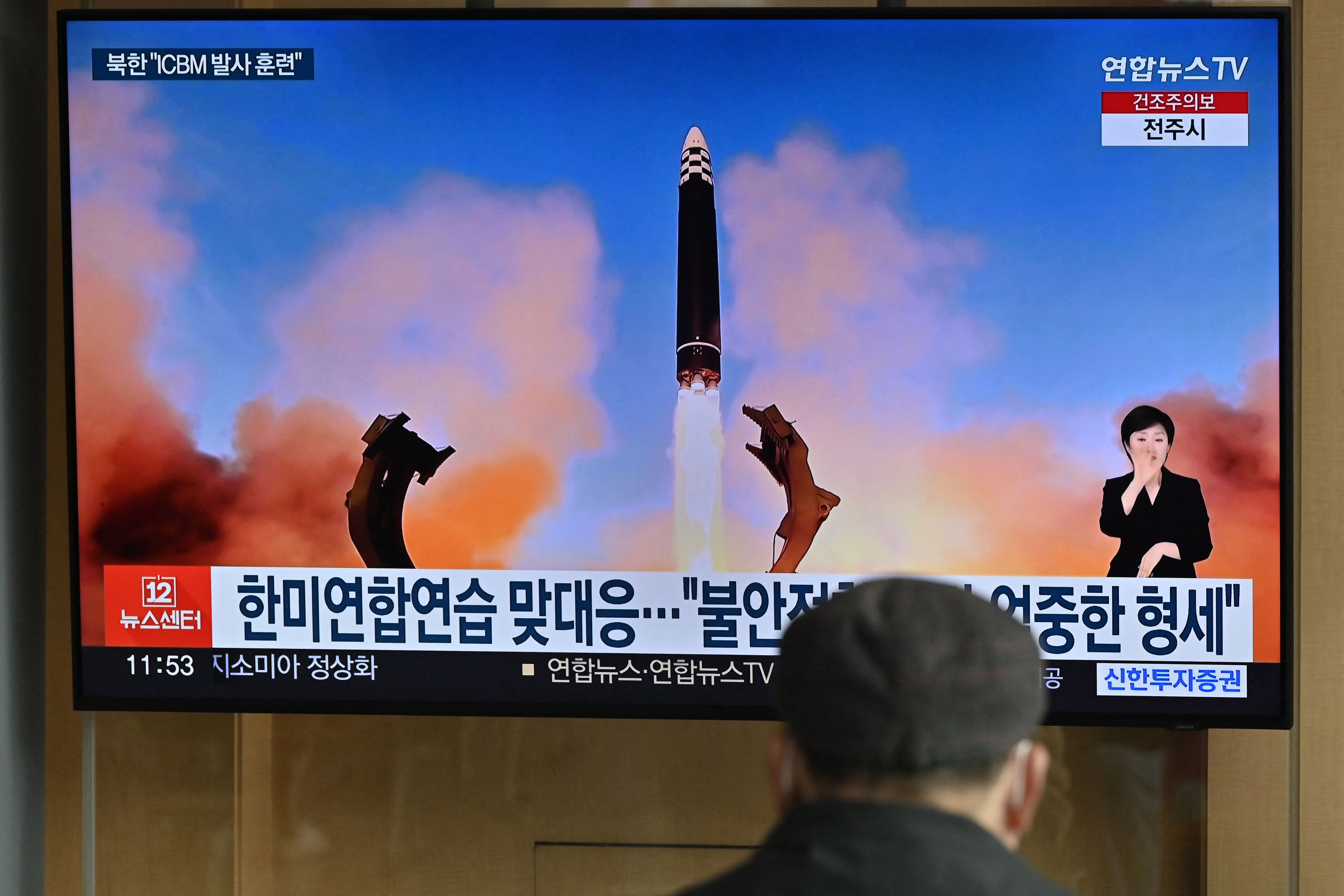 북한이 멀리 러시아에서 김 위원장을 향해 탄도미사일 2발을 발사했습니다.