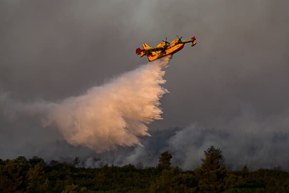 यूरोप का तापमान रिकॉर्ड गिर रहा है;  ग्रीस में जल बमवर्षक जंगल की आग पर काबू पा रहे हैं