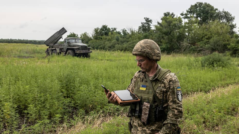 Soldados ucranianos en su posición de combate, listos para disparar proyectiles graduados con el vehículo BM-21, en dirección a Donetsk, Ucrania, el 20 de julio de 2023.