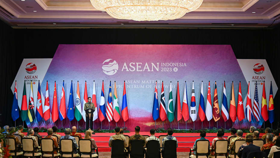 El presidente de Indonesia, Joko Widodo, pronuncia un discurso durante la reunión de ministros de Relaciones Exteriores de la Asociación de Naciones del Sudeste Asiático (ASEAN) en Yakarta, Indonesia, el 14 de julio de 2023.