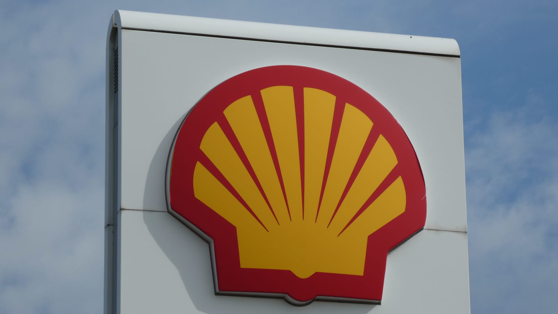 Oil giant Shell posts sharp drop in second-quarter profit on weaker commodity prices