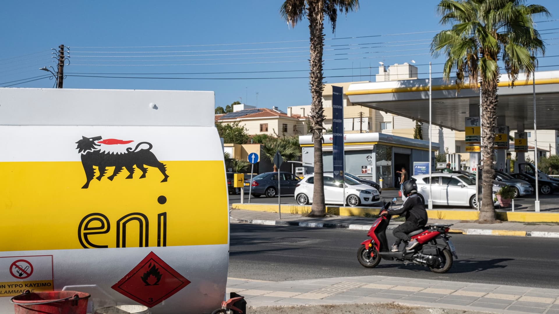Strong gas business helps to cushion Eni profit fall