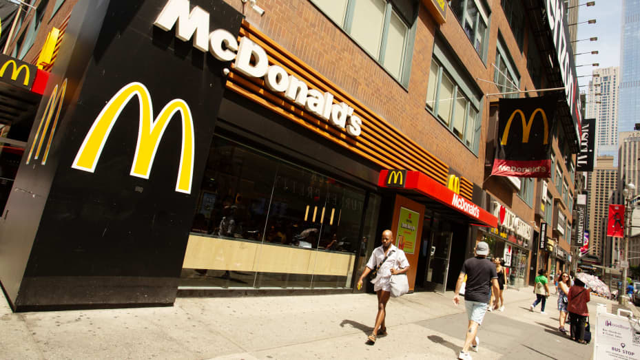 Un restaurante McDonald's cerca de Times Square, Nueva York el 29 de julio de 2023.