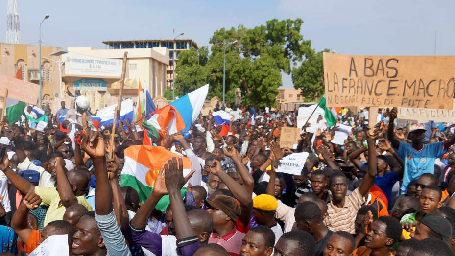 NIAMEY, NÍGER - 30 DE JULIO: Los golpistas salen a la calle después de que el ejército tomara el poder en Niamey, Níger, el 30 de julio de 2023. (Foto de Balima Boureima/Agencia Anadolu vía Getty Images)