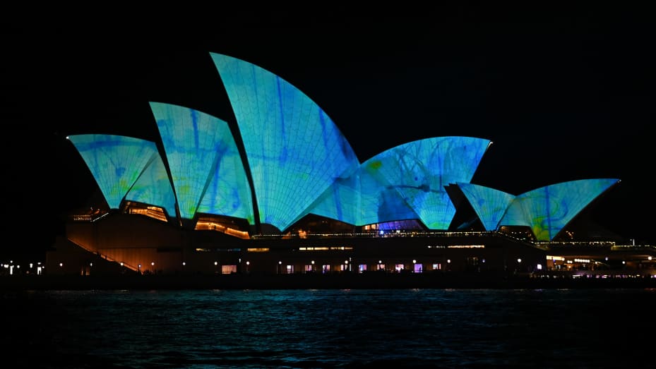 Las velas de la Ópera se iluminan con proyecciones en la noche inaugural de Vivid Sydney 2023 en Sydney, Australia, el viernes 26 de mayo de 2023.
