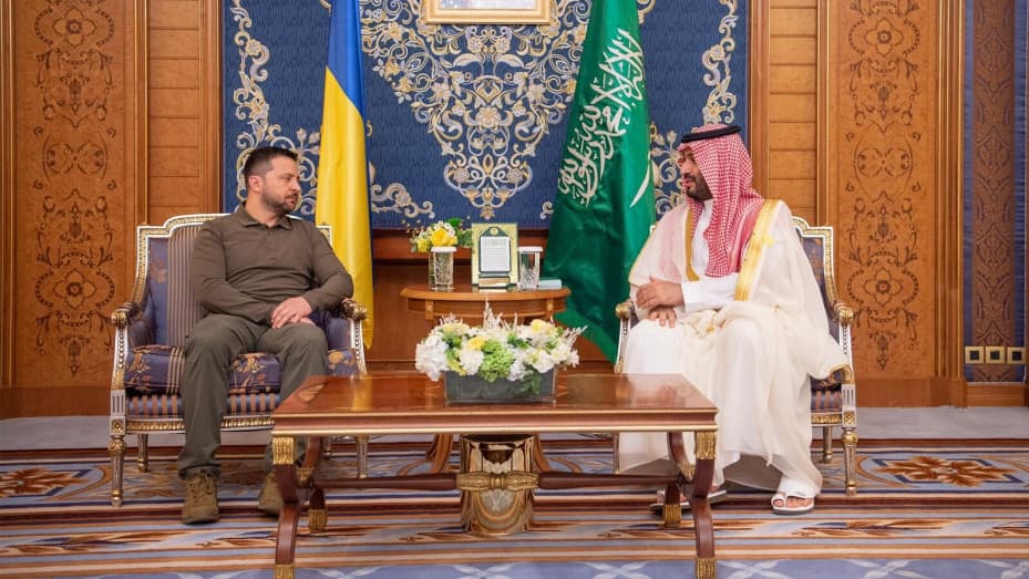 Saudi Arabian Crown Prince Mohammed bin Salman (R) meets Ukrainian President Volodymyr Zelenskyy (L) in Jeddah, Saudi Arabia on May 19, 2023.