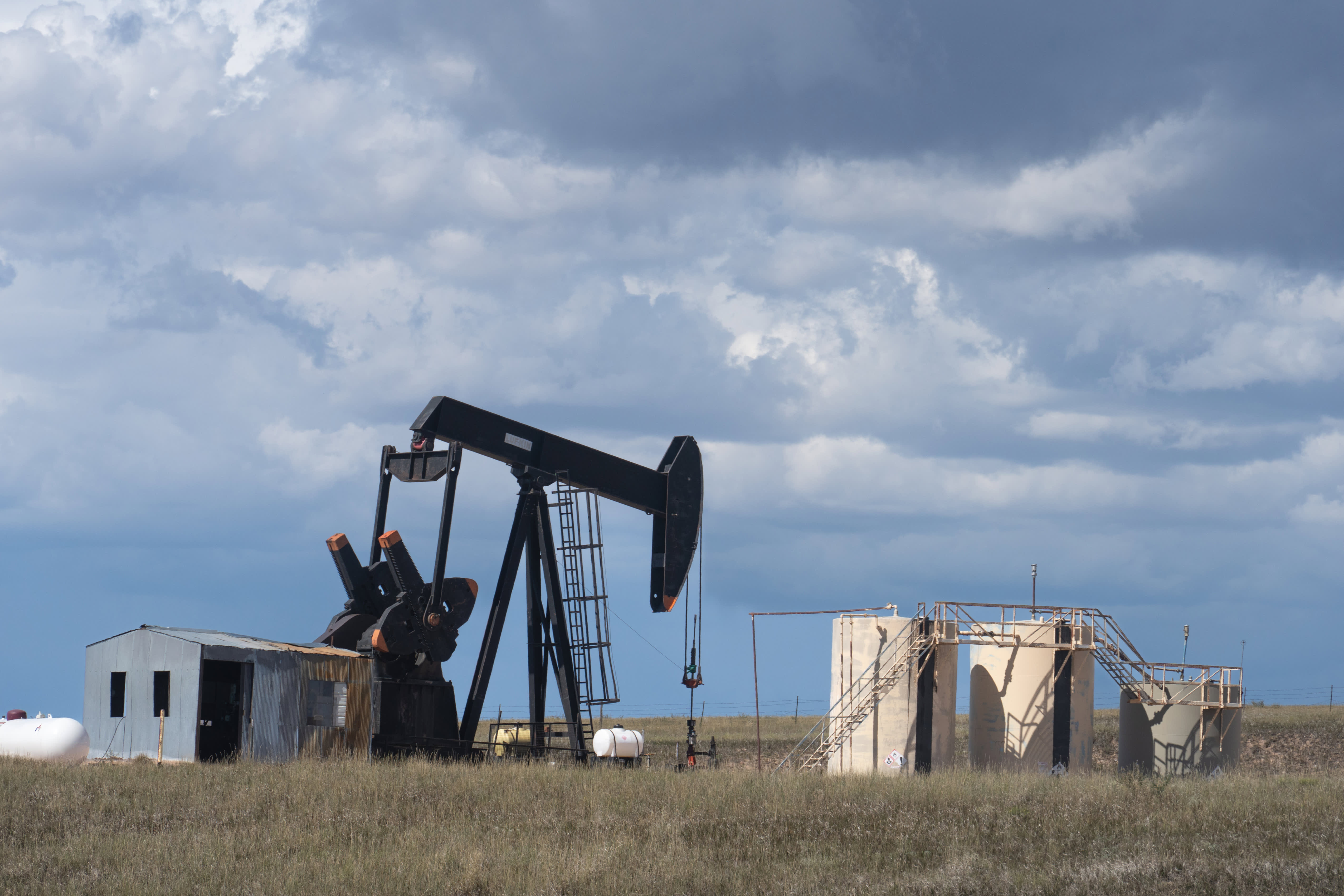 Oil prices stabilize, preparing for a weekly decline due to concerns about the U.S. economy