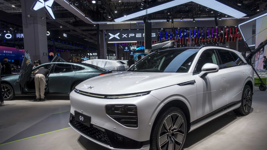 El SUV Xpeng G9 se exhibe durante la 20.a Exposición Internacional de la Industria Automotriz de Shanghai en el Centro Nacional de Convenciones y Exposiciones (Shanghai) el 18 de abril de 2023 en Shanghai, China.