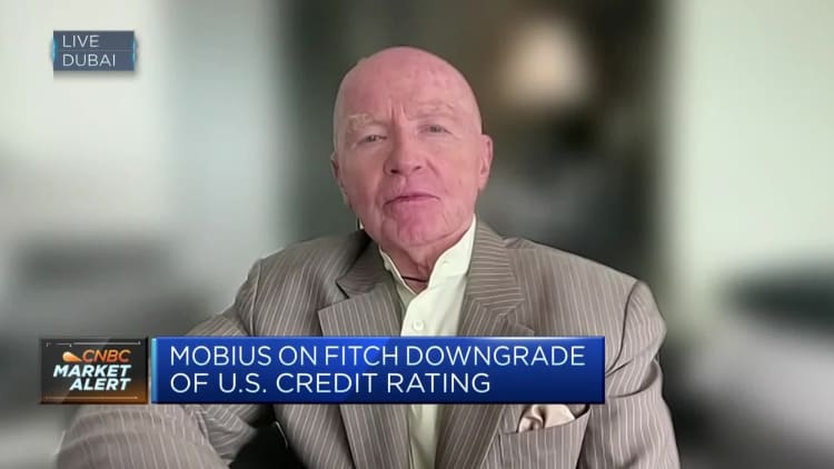 Mark Mobius says investors volition  diversify distant  from U.S. and into equities aft  Fitch downgrade