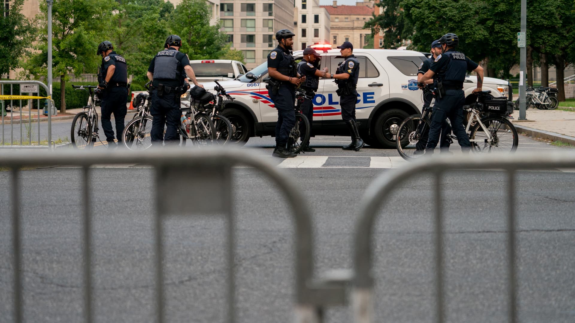 Police gather outside the E. Barrett Prettyman US Courthouse in Washington, DC, on August 3, 2023, ahead of the arraignment of former US president Donald Trump. 