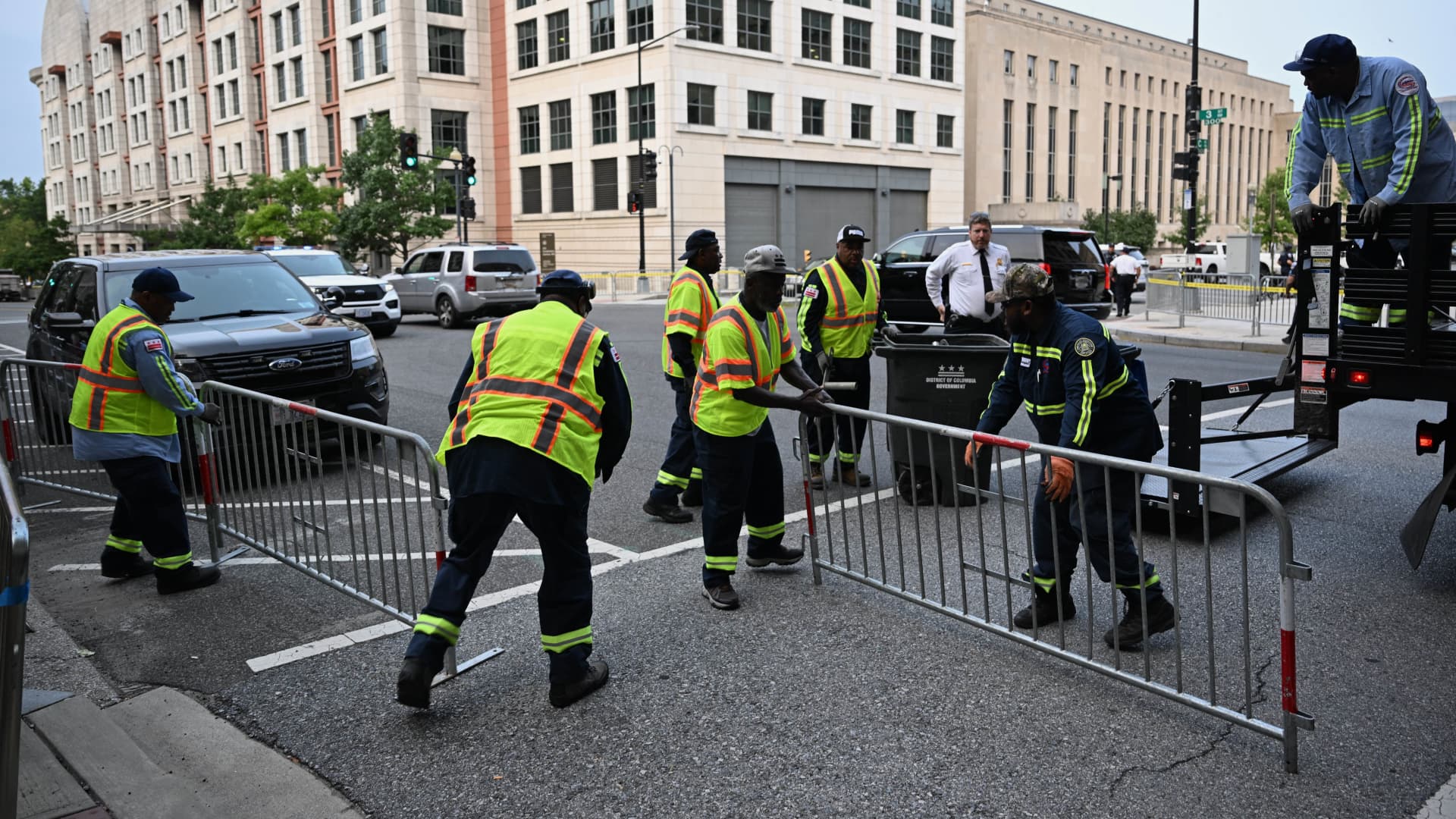 Police gather outside the E. Barrett Prettyman US Courthouse in Washington, DC, on August 3, 2023, ahead of the arraignment of former US president Donald Trump. 