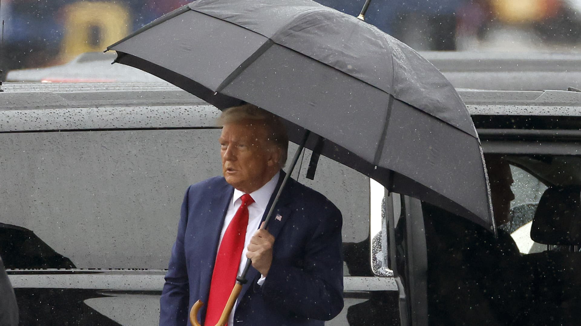 Former U.S. President Donald Trump prepares to board his plane at Reagan National Airport following an arraignment in a Washington, D.C. court on August 3, 2023 in Arlington, Virginia. 