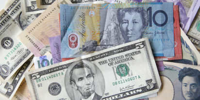 US dollar rallies from 3-1/2-month low after GDP data; rate cut bets intact