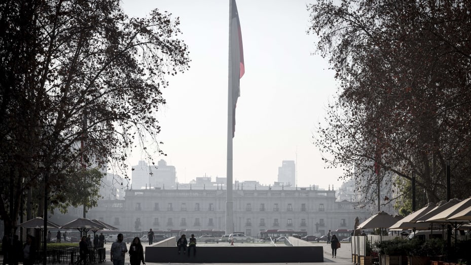 Vista del palacio presidencial de La Moneda que muestra el smog provocado por las altas temperaturas en Santiago, tomada el 2 de agosto de 2023.