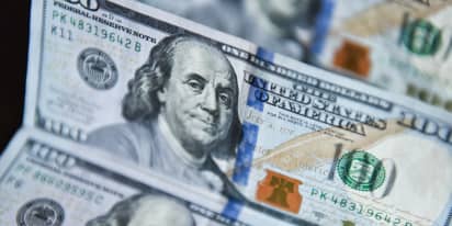 Dollar falls against yen, gains on euro in choppy trading