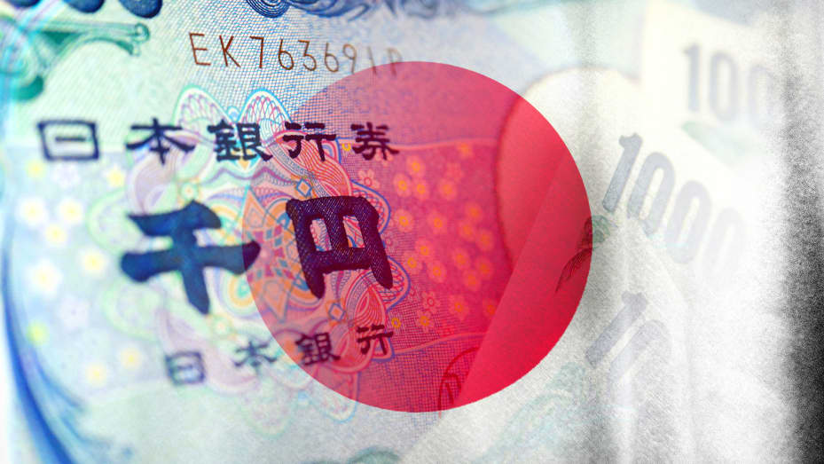 La bandera de Japón se yuxtapone a un billete de banco en yenes japoneses.