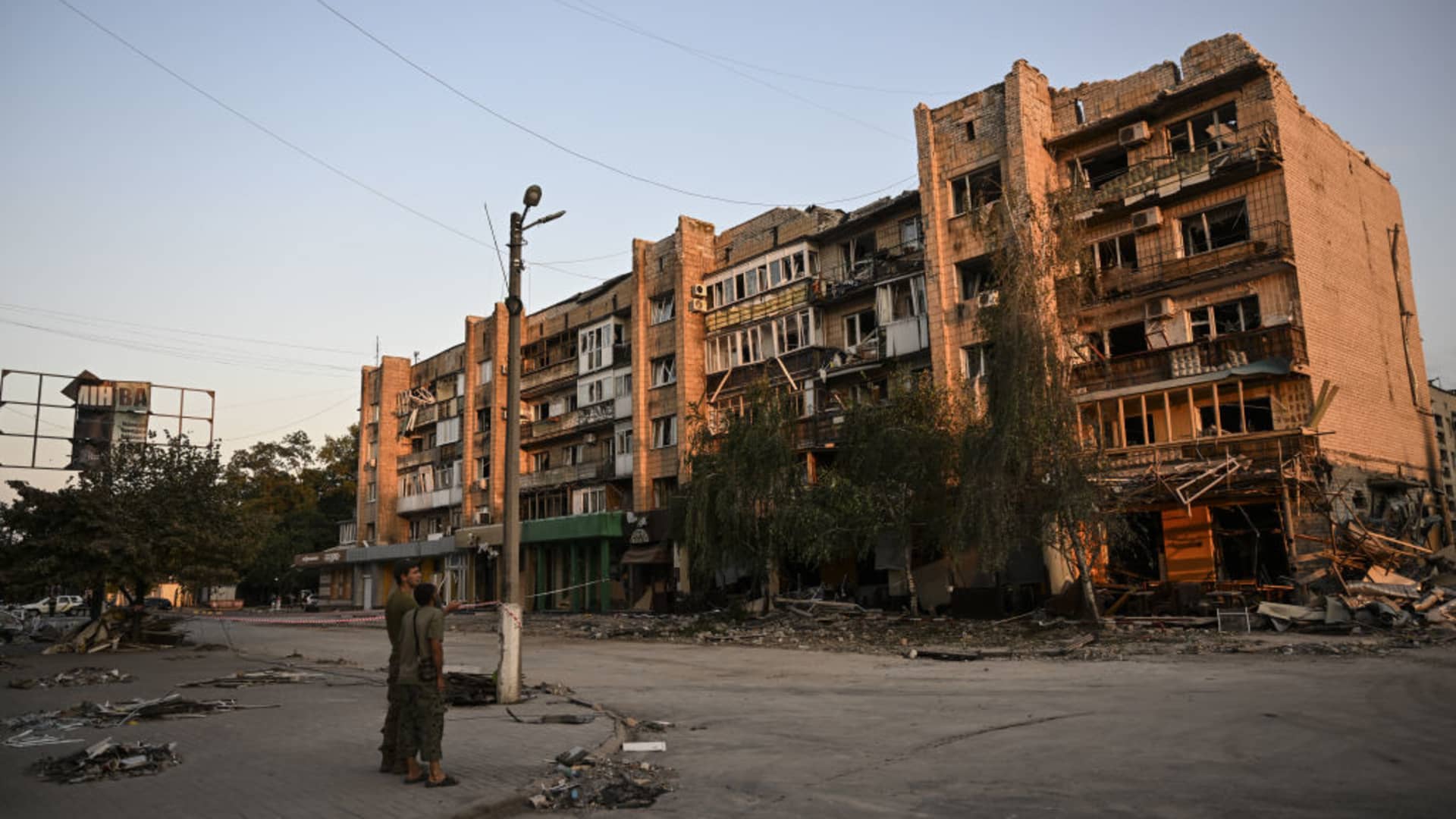 Вид на зруйновану будівлю після попадання російської ракети в Покровськ, Донецька область, Україна, 8 серпня 2023 року.